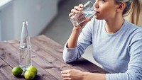 Minum terlalu sedikit air juga bikin kamu makin sering buang air kecil lho. Bila Anda minum lebih sedikit, urine menjadi lebih terkonsentrasi dan semakin terkonsentrasi, sehigga memicu sensasi harus lebih sering ke toilet. Foto: iStock