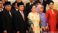 (Ki-ka) Ketua BPK Harry Azhar Aziz, Wapres Jusuf Kalla, Presiden RI ke-5 Megawati Soekarnoputri, Mufidah Jusuf Kalla, dan Ibu Negara Iriana menghadiri pelantikan Tito Karnavian menjadi Kapolri.