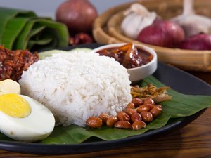 Komplet Mengenyangkan Nasi Lemak yang Gurih di Tempat Ini