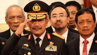 Jenderal Pol Badrodin Haiti memberikan penghormatan saat menyaksikan pelantikan Tito Karnavian menjadi Kapolri.