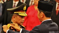 Presiden Jokowi menyematkan tanda pangkat di pundak Tito Karnavian.
