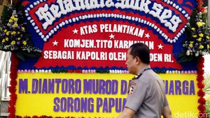 Karangan Bunga untuk Komjen Tito Mulai Berdatangan