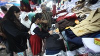 Transaksi jual beli terlihat sangat padat di lokasi ini.