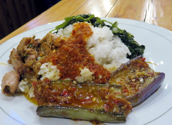 Makan Nasi Campur Aneka Lauk di 4 Tempat Bernuansa Nyaman Ini