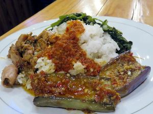 Makan Nasi Campur Aneka Lauk di 4 Tempat Bernuansa Nyaman Ini