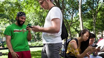 Suasana perburuan Pokemon di Bryant Park, New York. Foto: Reuters