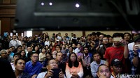 Pengunjung sidang melihat rekaman CCTV.