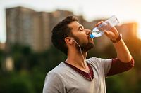 Waduh! Pria Ini Harus Minum 20 Liter Air Tiap Hari Agar Tetap Hidup