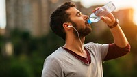 Air putih adalah minuman terbaik karena dapat membantu proses pembuangan racun melalui urine. (Foto: iStock)