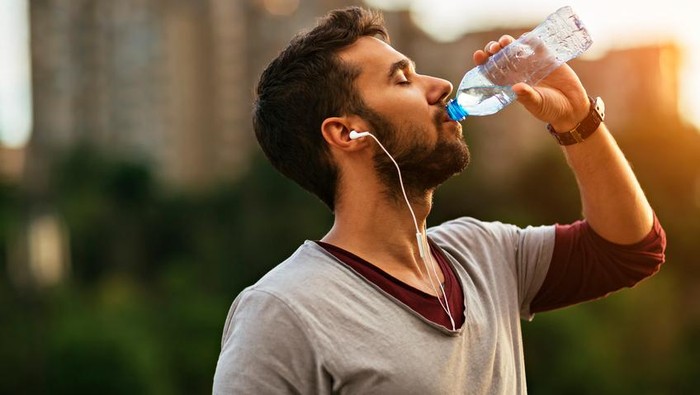 Manusia mengonsumsi 52 ribu partikel mikroplastik selama setahun. Foto: iStock Manusia mengonsumsi 52 ribu partikel mikroplastik selama setahun. Foto: iStock