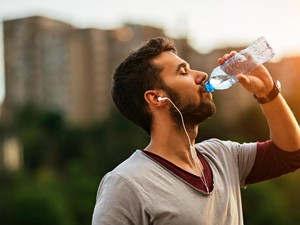 Cegah Mata Kering di Tengah Cuaca Ekstrem, Jangan Lupa Minum Air!