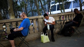 Mereka ini semuanya sedang berburu Pokemon di salah satu sudut New York. Sejak resmi dirilis di Amerika Serikat, game ini memang bikin keranjingan. Foto: Reuters