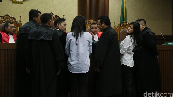 Jaksa Buka Botol Berisi Sisa Kopi Mirna, Hakim Tutup Hidung