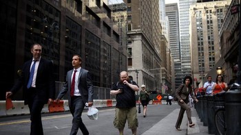 Seorang pria bernama Jerimie Nason ini sibuk berburu Pokemon di keramaian kota New York. Foto: Reuters