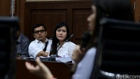 Jessica Kumala Wongso mendengarkan kesaksian Hani.