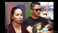 Deswinta kini menjadi istri Ferry Maryadi. Tapi sejak lama Deswinta dituding menjadi orang ketiga antara Ferry dengan istri pertamanya, Risma. Foto: Desi Puspasari