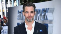Chris Pine yang berperan sebagai Captain James T. Kirk terlihat necis dengan setelan jas hitam. Gareth Cattermole/Getty Images for Paramount Pictures/detikFoto.