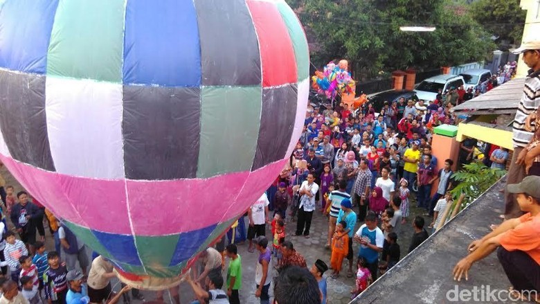 Warga Jombang Terbangkan Balon Sebagai Tradisi Rayakan 