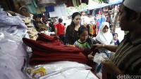 Rata-rata warga membeli satu setel seragam, mulai dari rok, celana, baju, topi hingga dasi.