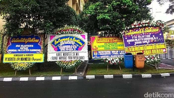 Karangan Bunga untuk Tito di Mabes Polri: Dari Bupati Hingga Ketua RW