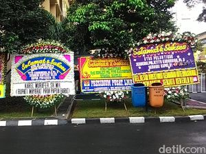 Karangan Bunga untuk Tito di Mabes Polri: Dari Bupati Hingga Ketua RW
