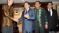 Dubes AS Robert Blake disambut oleh Ketua DPD Irman Gusman, Ketua Komite II DPD Parlindungan Purba, dan Sekjen DPD Sudarsono Hardjosoekarto di Komplek Parlemen Senayan, Jakarta, Rabu (13/7/2016).