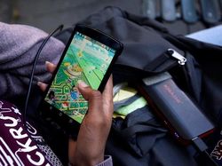 Penampakan Orang Keranjingan Berburu Pokemon