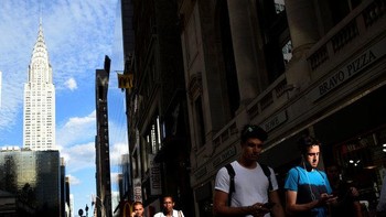 Dua sahabat Leo Mesquita dan Jean Suplicy berjalan di mencari Pokemon bersama. Foto: Reuters