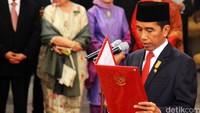 Presiden Jokowi melantik Tito Karnavian menjadi Kapolri.