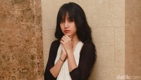 Widi Vierratale bergaya dengan celana cutbray. Pool/Gus Mun/detikFoto.