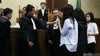 Kuasa hukum Jessica melihat barang bukti yang dihadirkan.