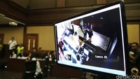 Dalam sidang itu, diputar rekaman CCTV saat Mirna, Hani dan Jessica Kumala Wongso berada di kafe Olivier, Grand Indonesia pada 6 Januari 2016 sore hari.