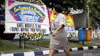 Karangan bunga ini dikirimkan oleh sejumlah kalangan.