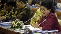 Kami tengah mencari data penerima vaksin palsu terhadap anak-anak untuk dapat dilakukan pemeriksaan kondisi anak dan penjadwalan vaksinasasi ulang sesuai pedoman imunisasi, imbuh Menkes.