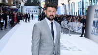 Sementara Doctor Bones McCoy (Karl Urban) tampak mengenakan setelan jas abu-abu dengan sepatu coklat. Gareth Cattermole/Getty Images for Paramount Pictures/detikFoto.