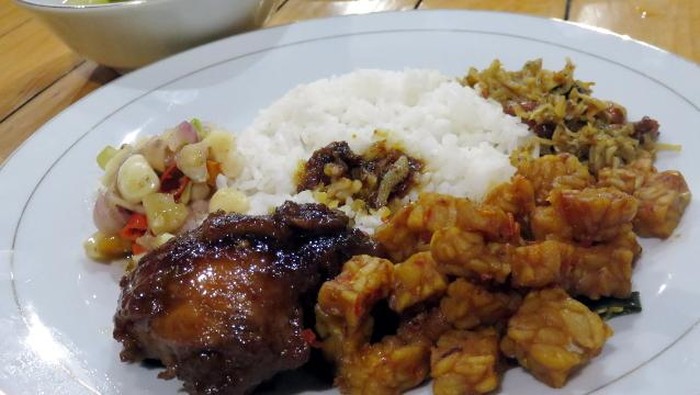 Warung Pedes: Di Sini Menunya Lengkap, Tersedia Selama 24 Jam! Warung Pedes: Di Sini Menunya Lengkap, Tersedia Selama 24 Jam!