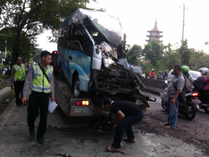 Mobil Terguling di Depan Makodam IV Diponegoro, Sopir dan Penumpang Luka-luka