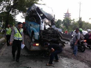Mobil Terguling di Depan Makodam IV Diponegoro, Sopir dan Penumpang Luka-luka