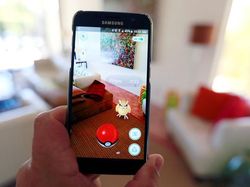 Penampakan Orang Keranjingan Berburu Pokemon