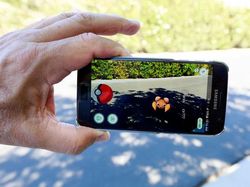 Penampakan Orang Keranjingan Berburu Pokemon