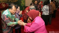 Ketua Mahkamah Konstitusi (MK) Arief Hidayat (kiri) bersalaman dengan jajaran pejabat dan pegawai MK saat halal bihalal di Aula Gedung MK, Jakarta, Rabu (13/7).