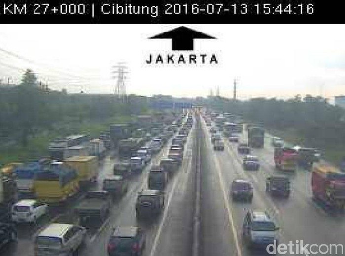 2 Mobil Tabrakan di KM 14, Tol Cikampek ke Jakarta Macet Panjang