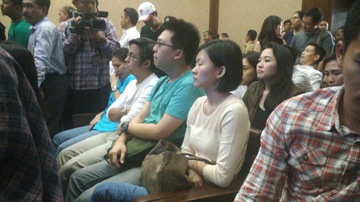 Rekaman CCTV Diputar di Pengadilan, Kembaran Mirna Menangis