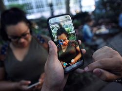 Penampakan Orang Keranjingan Berburu Pokemon