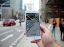 Penampakan Orang Keranjingan Berburu Pokemon