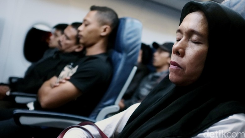 Tidur di pesawat (Dikhy Sasra) Tidur di pesawat (Dikhy Sasra)