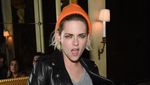 Gaya Boyish Kristen Stewart Berjaket Kulit dan Celana Robek