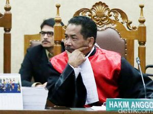 Hakim Binsar Tanya Psikolog Soal Penyebab Gelisah Jessica Saat Menunggu Mirna
