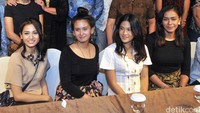 Dalam film garapan Legacy Picture itu, Dian Sastro akan berperan sebagai R.A. Kartini. Sementara Acha Septriasa dan Ayushita berperan sebagai adik Kartini, R.A. Roekmini dan Kardinah. Pool/Noel/detikFoto.