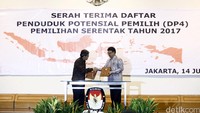 Keduanya menandatangani surah serah terima.